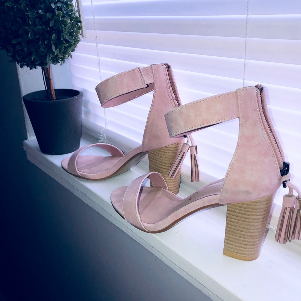 Adorable blush pink suede fringe heels ✨